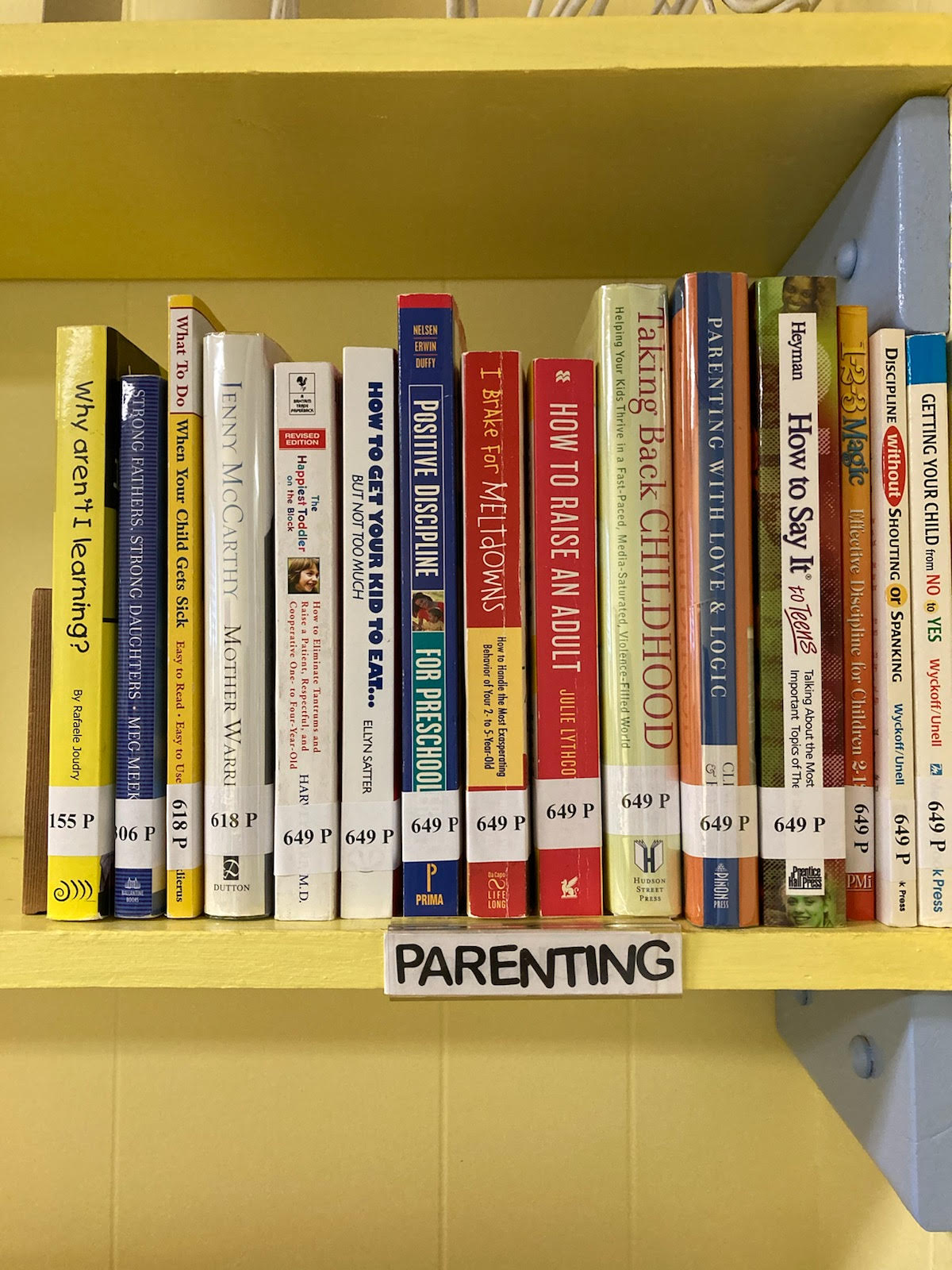 Books on a shelf about parenting
